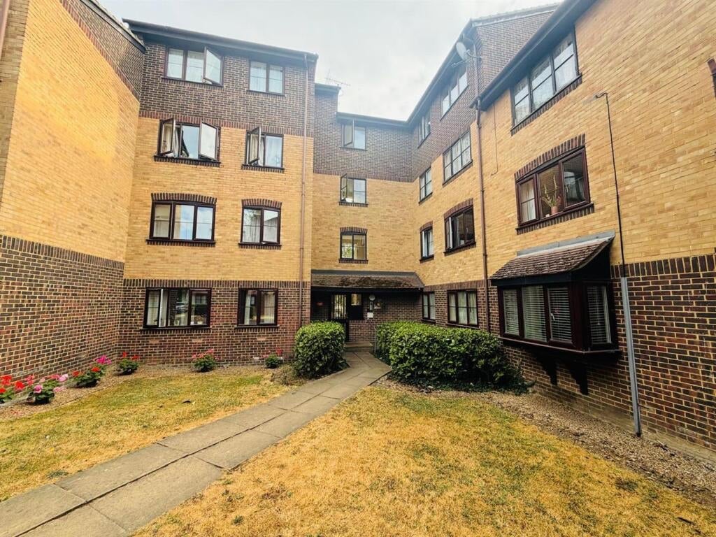 Flat Conway Gardens in Grays