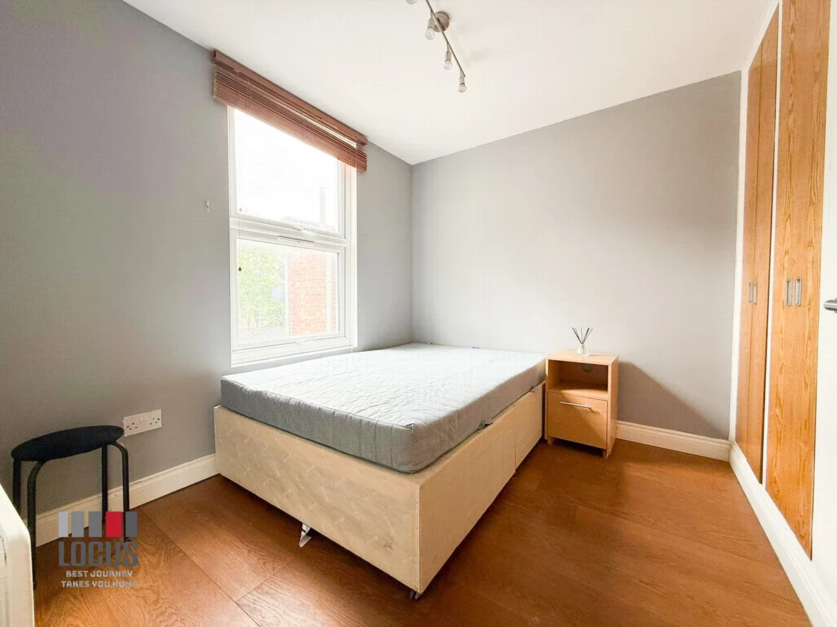 Flat Hermitage Road in Greater London
