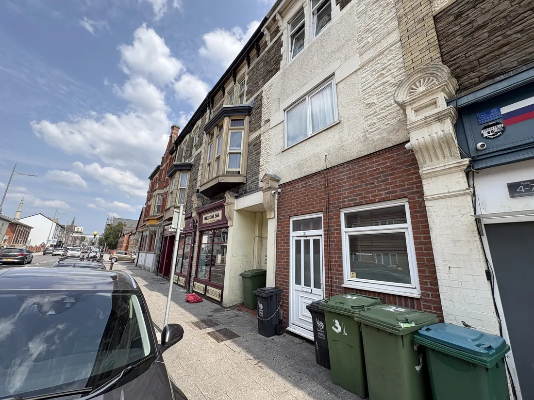 Flat Commercial Road in Newport