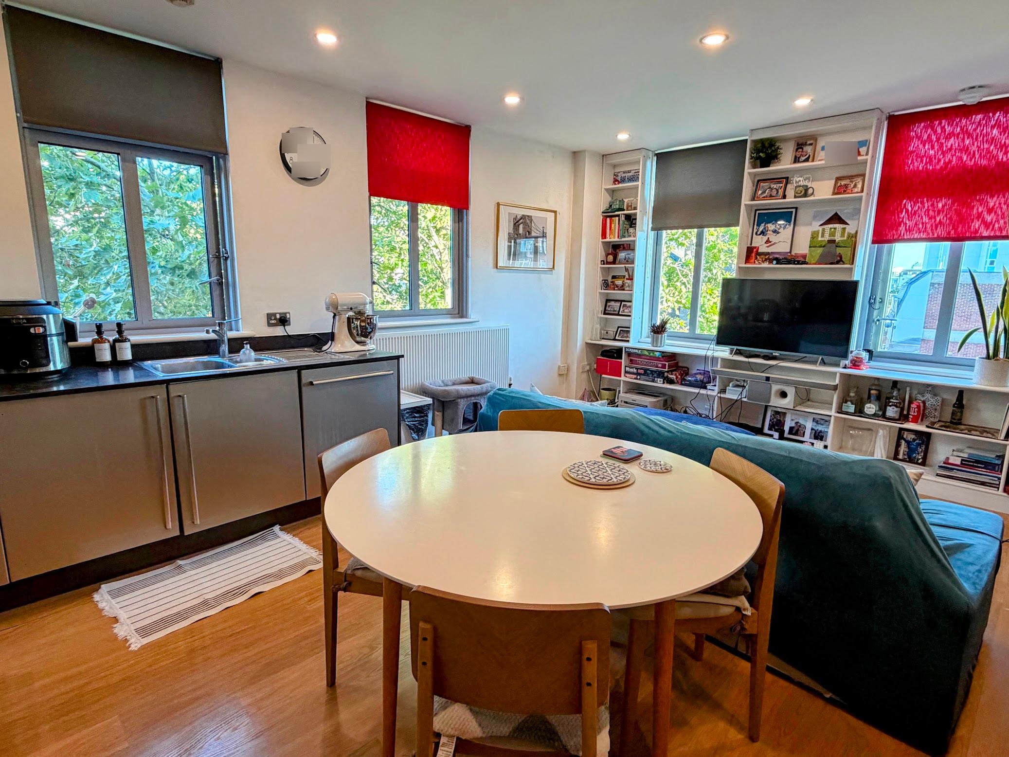 Flat Salton Square in Greater London