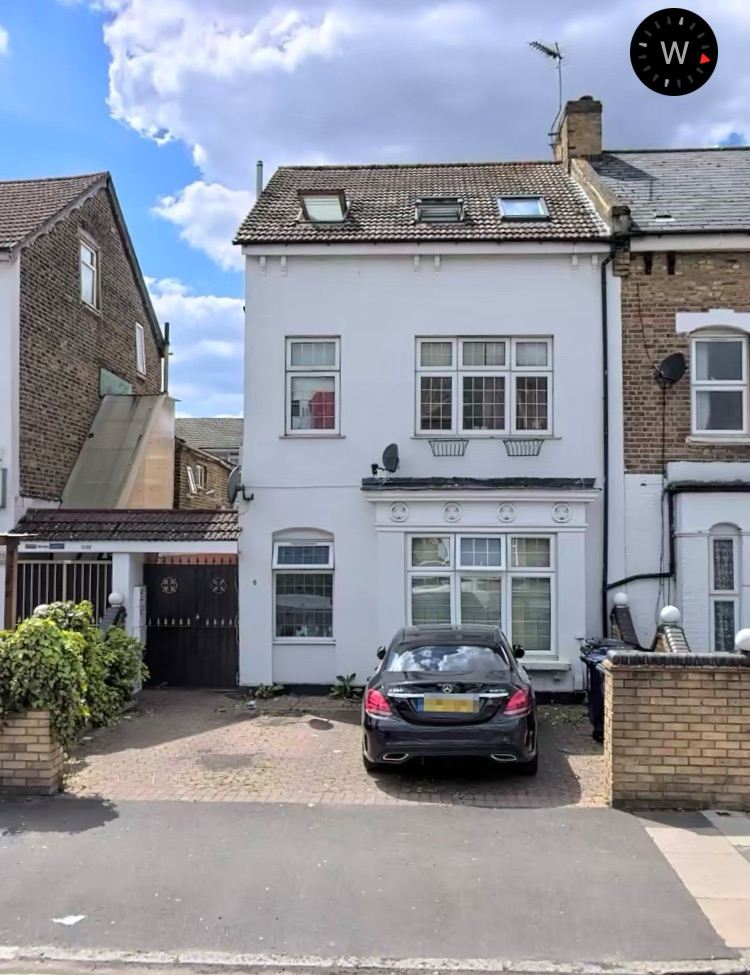 Flat Eccleston Road in Greater London