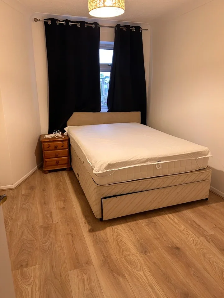 Flat Warden Avenue in Greater London