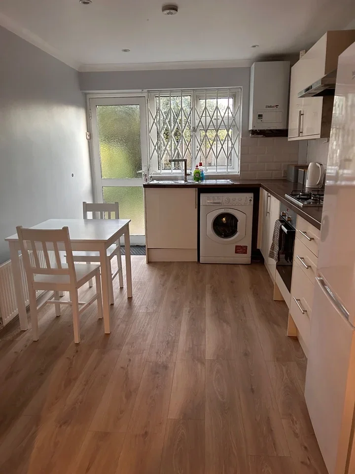 Flat Warden Avenue in Greater London