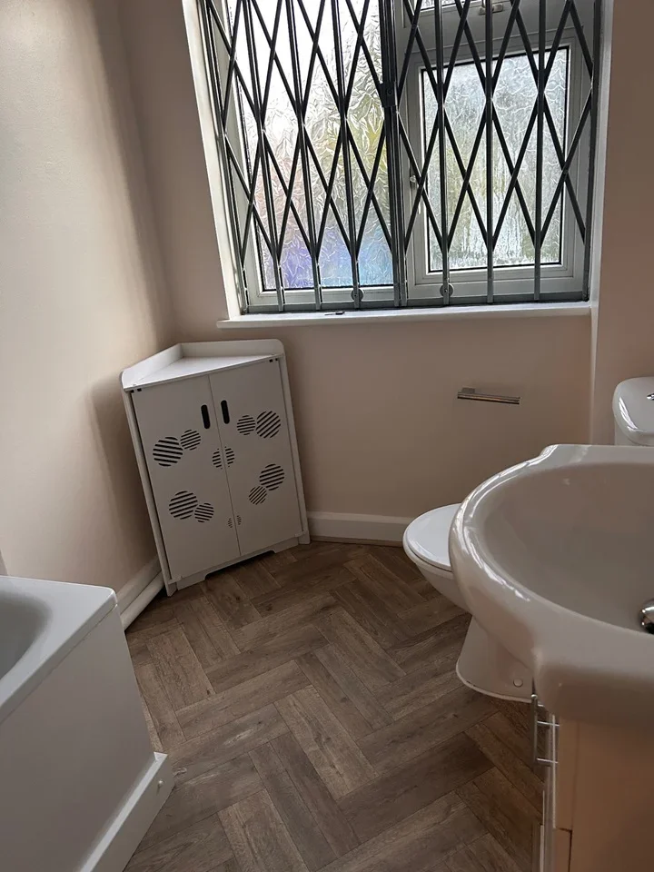 Flat Warden Avenue in Greater London