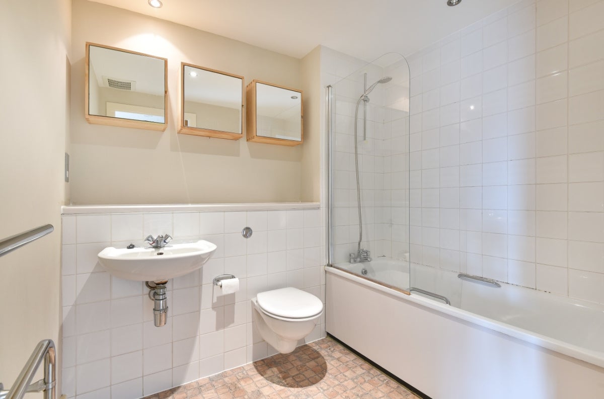Flat Hankey Place in Greater London
