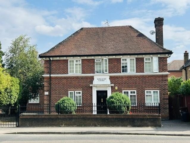 Flat Kingsend in Greater London