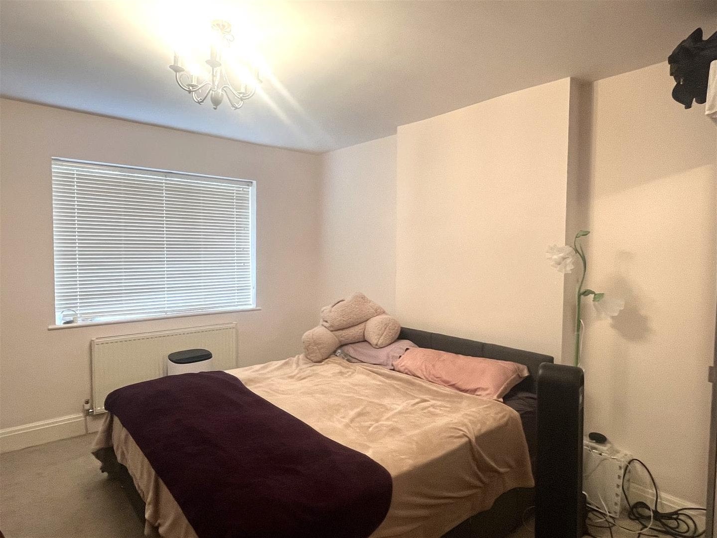 Flat Kingsend in Greater London