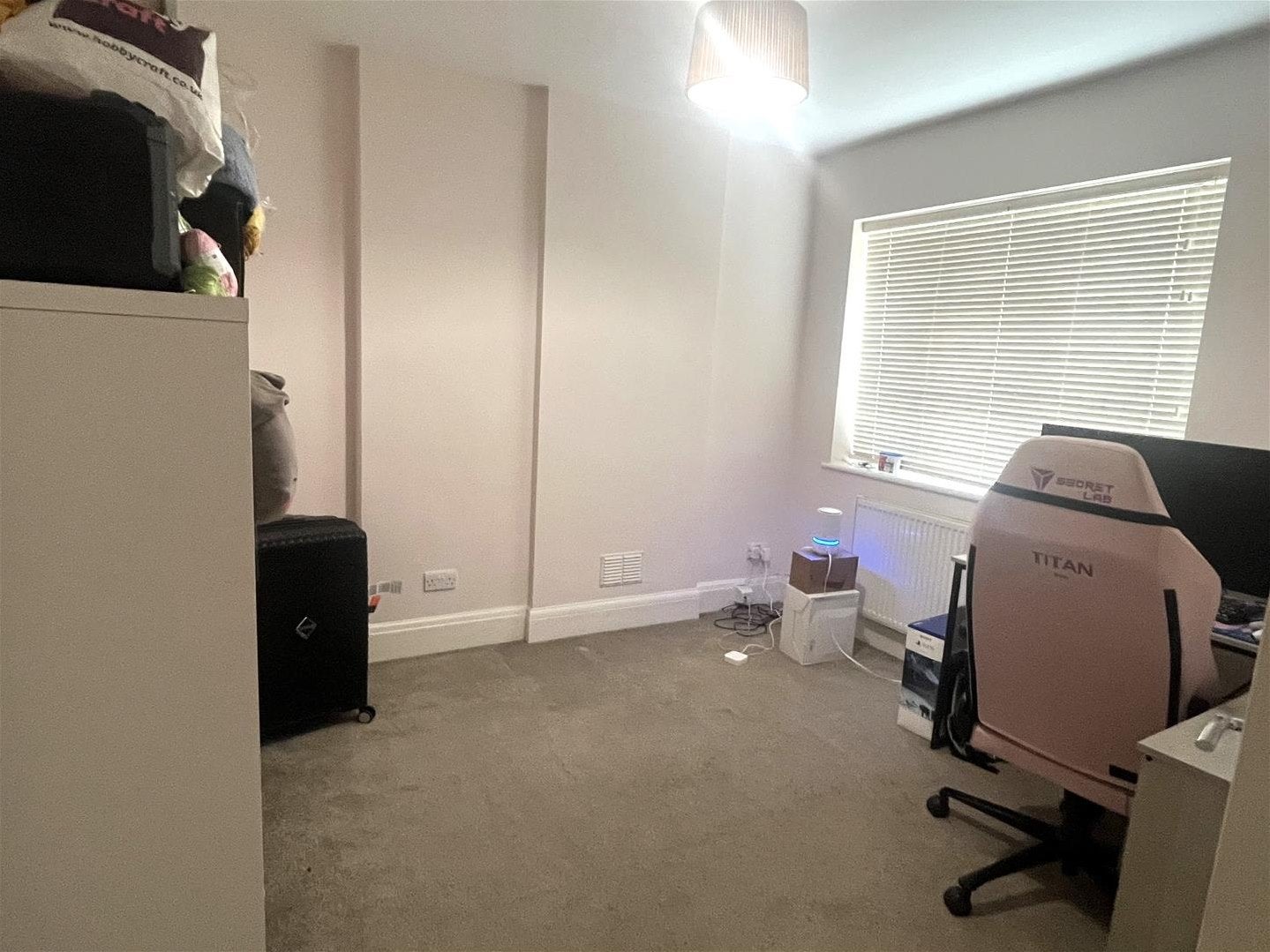 Flat Kingsend in Greater London