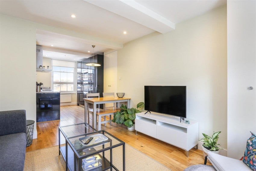 Flat Walton Street in Greater London