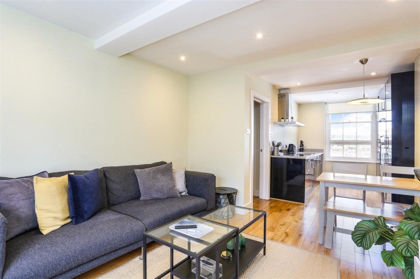 Flat Walton Street in Greater London