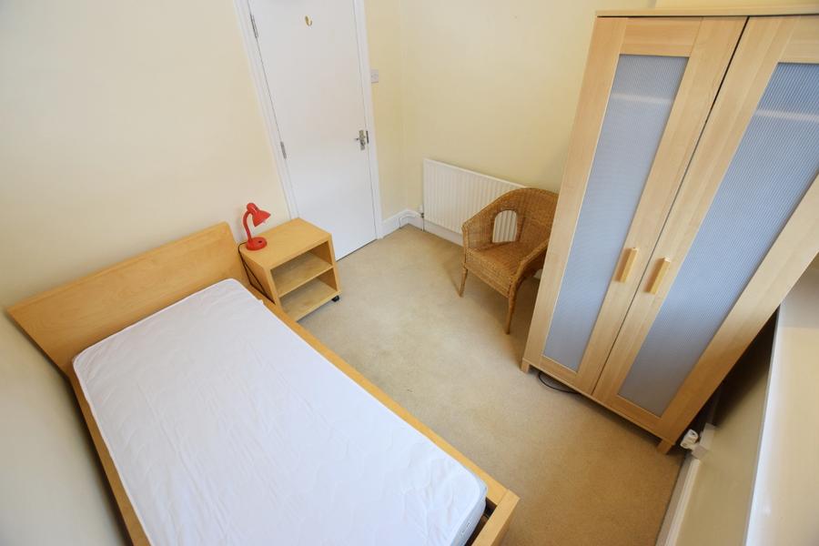 Room Birchfield Road in Northampton
