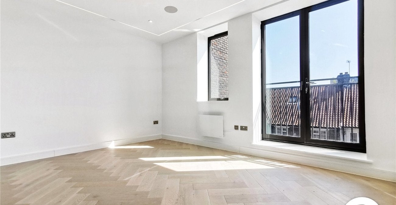 Flat Knoll Rise in Greater London
