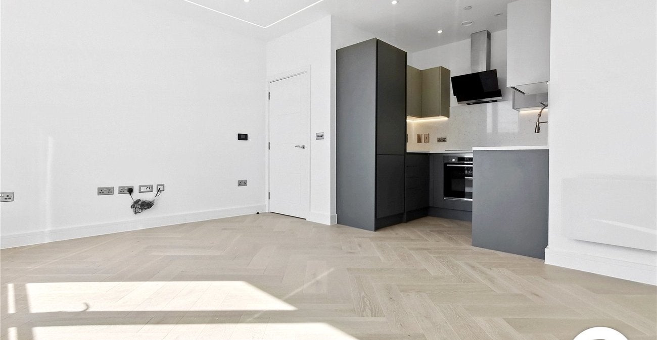 Flat Knoll Rise in Greater London
