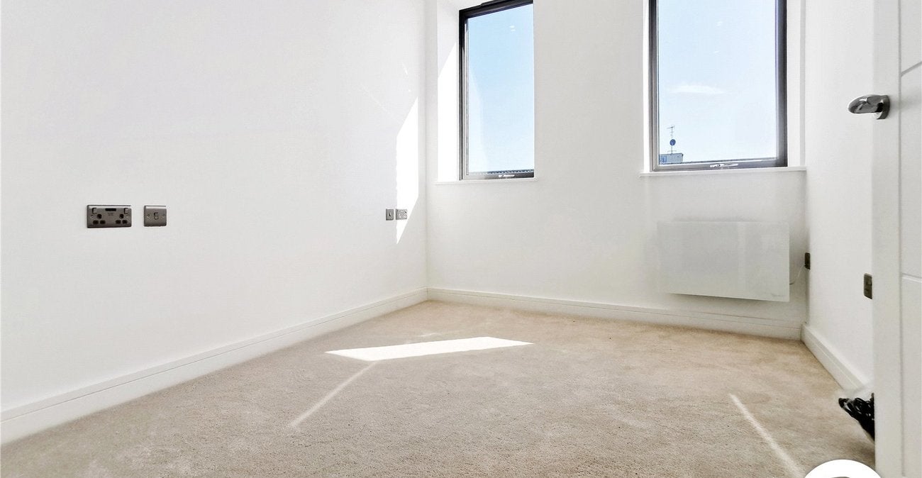 Flat Knoll Rise in Greater London