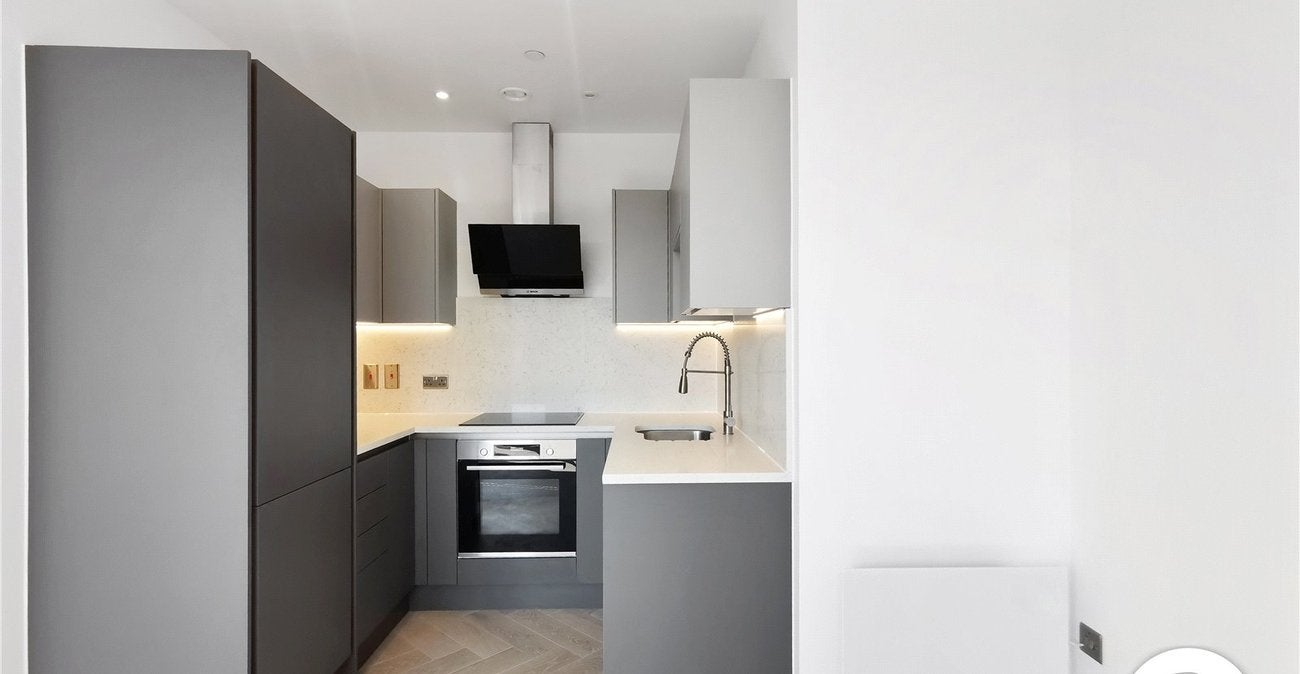 Flat Knoll Rise in Greater London