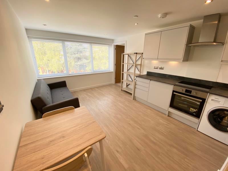 Flat Goldsworth Road in Woking