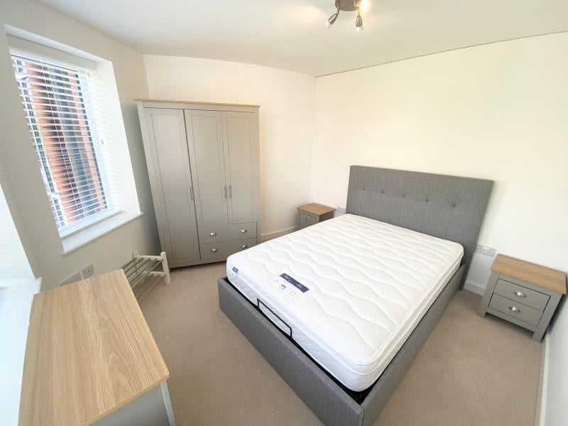 Flat Goldsworth Road in Woking