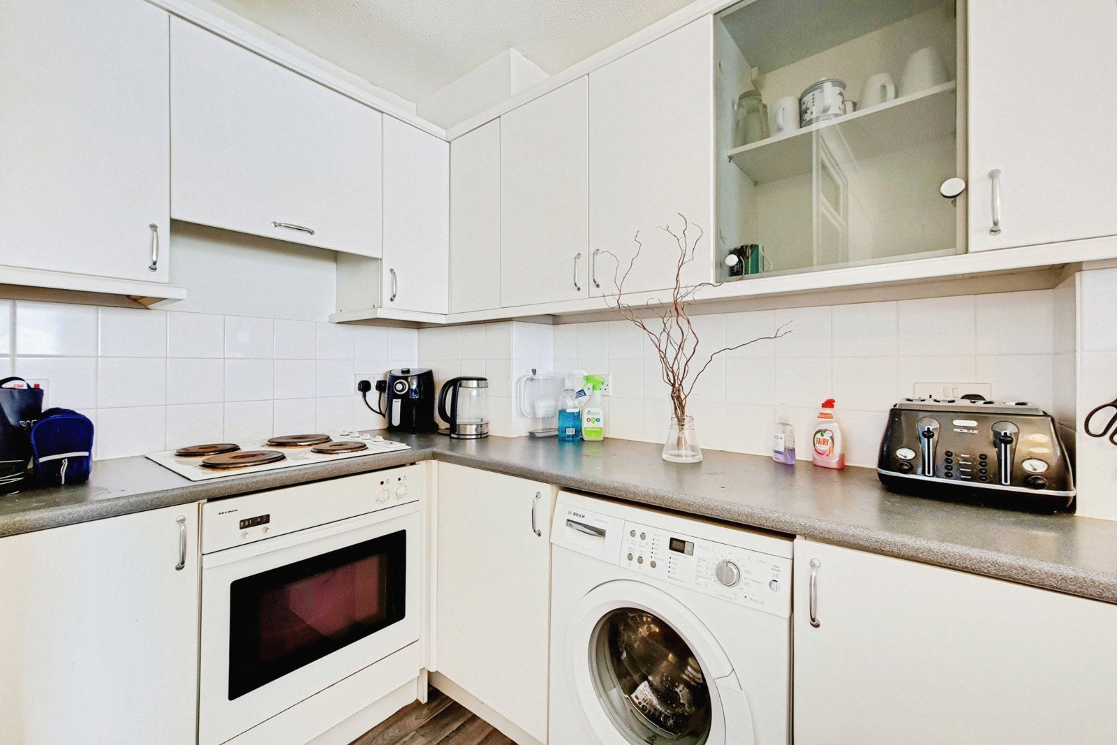 Flat Amsterdam Road in Greater London