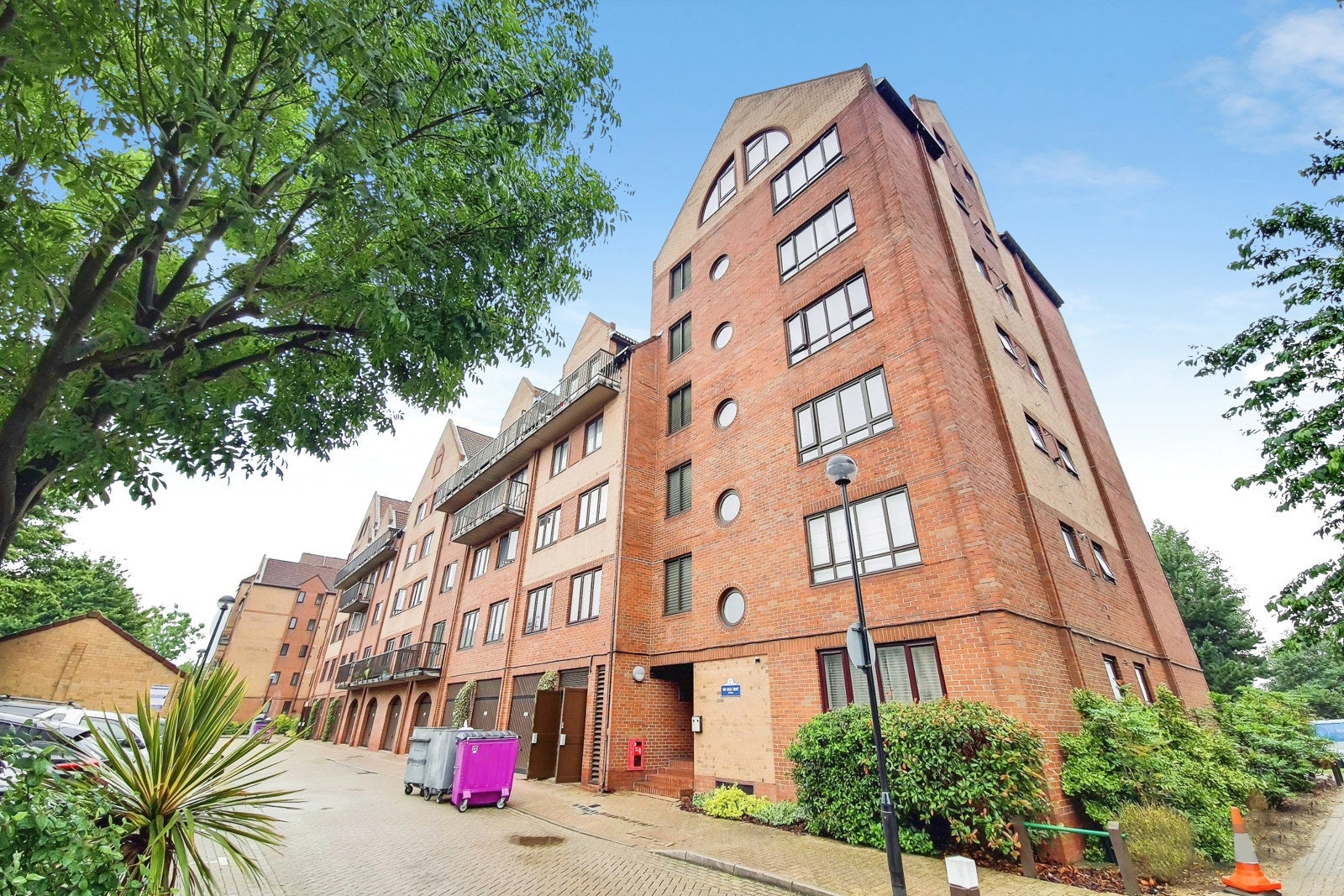 Flat Amsterdam Road in Greater London