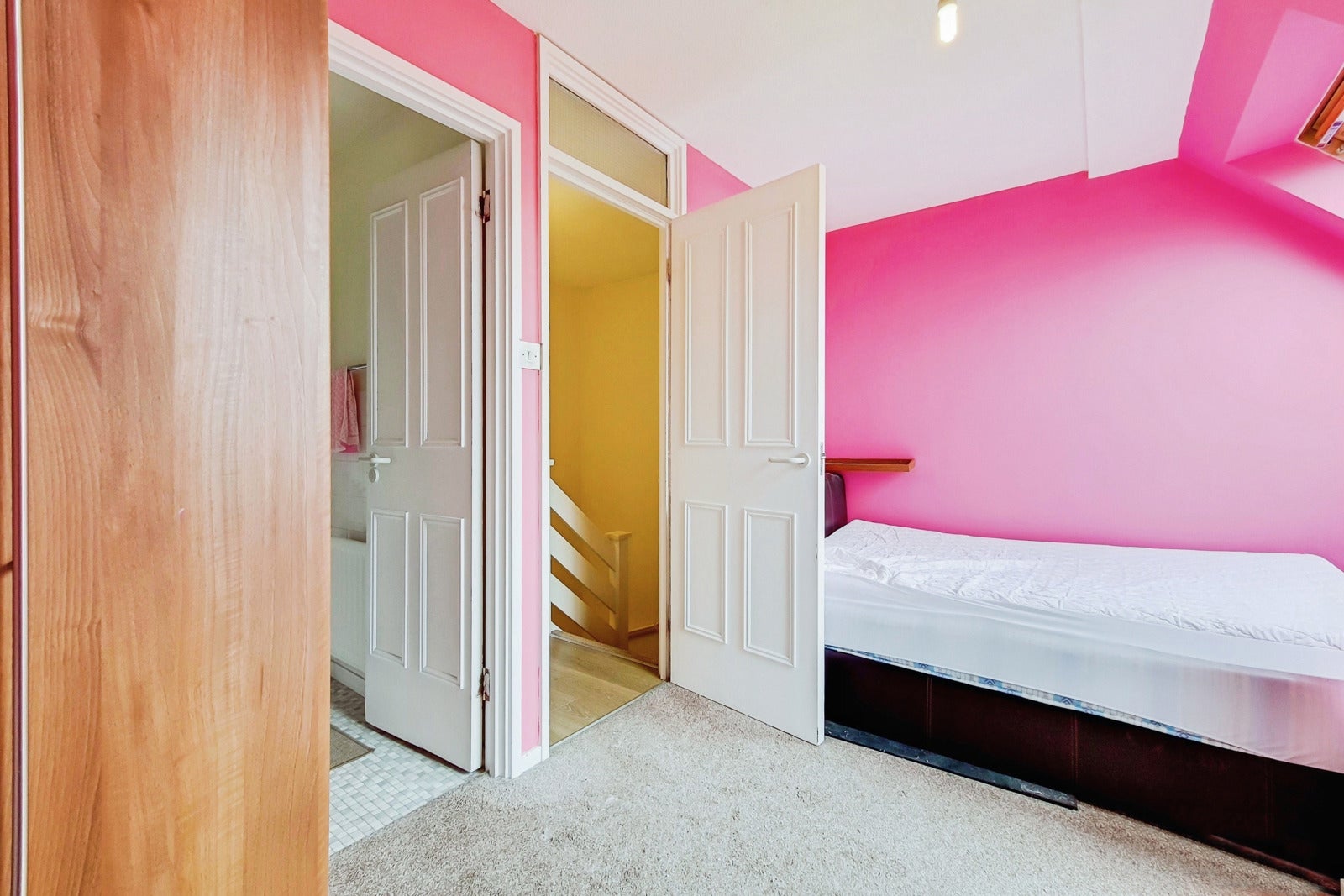 Flat Amsterdam Road in Greater London