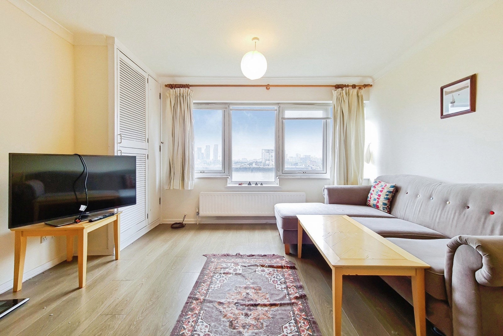 Flat Amsterdam Road in Greater London