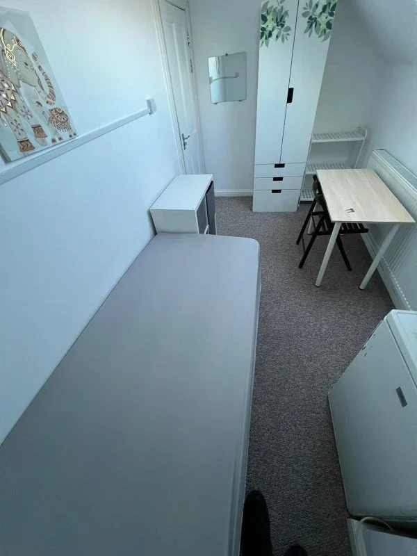 Room Park Lane in Greater London