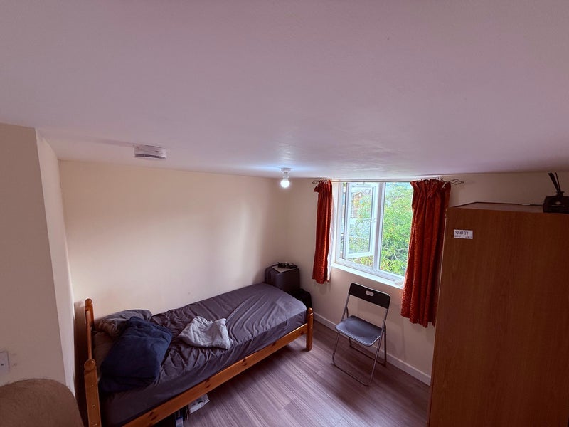 Room Southmead Road in Bristol