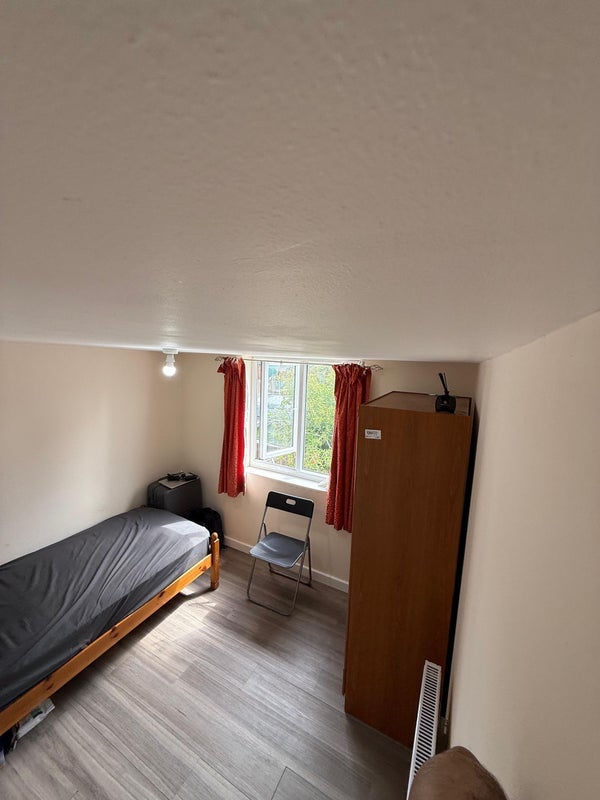 Room Southmead Road in Bristol