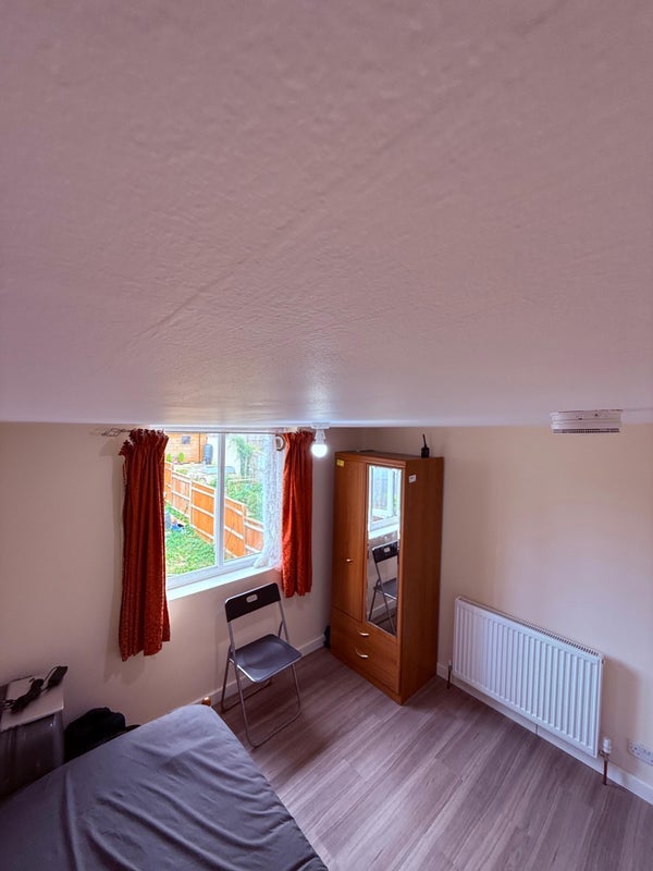 Room Southmead Road in Bristol
