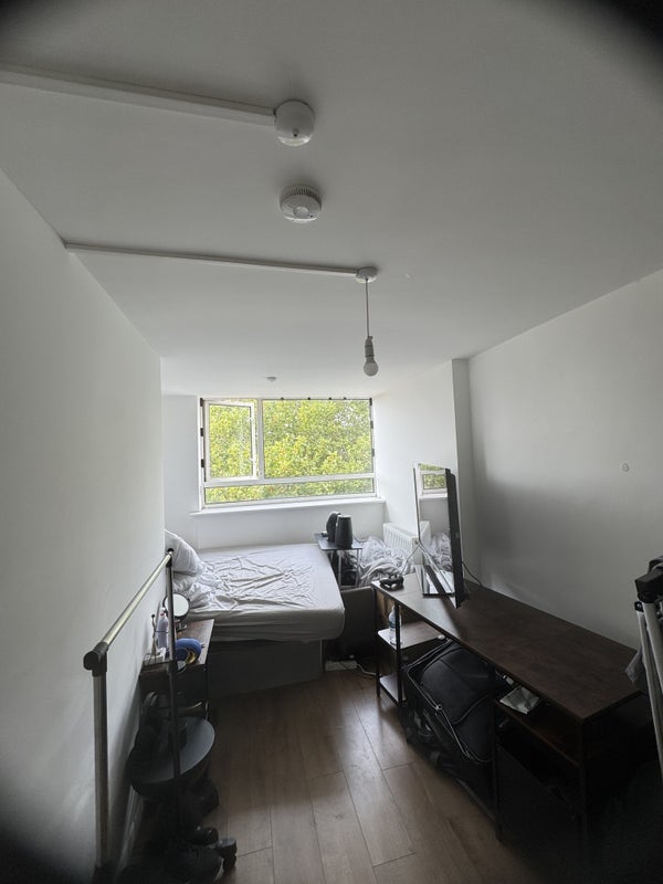 Room Victoria Road in Greater London