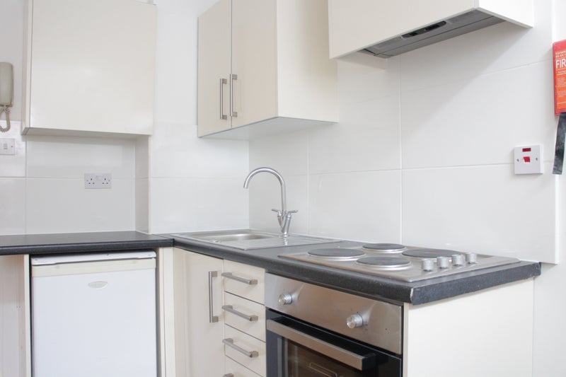 Flat Blythe Road in Greater London