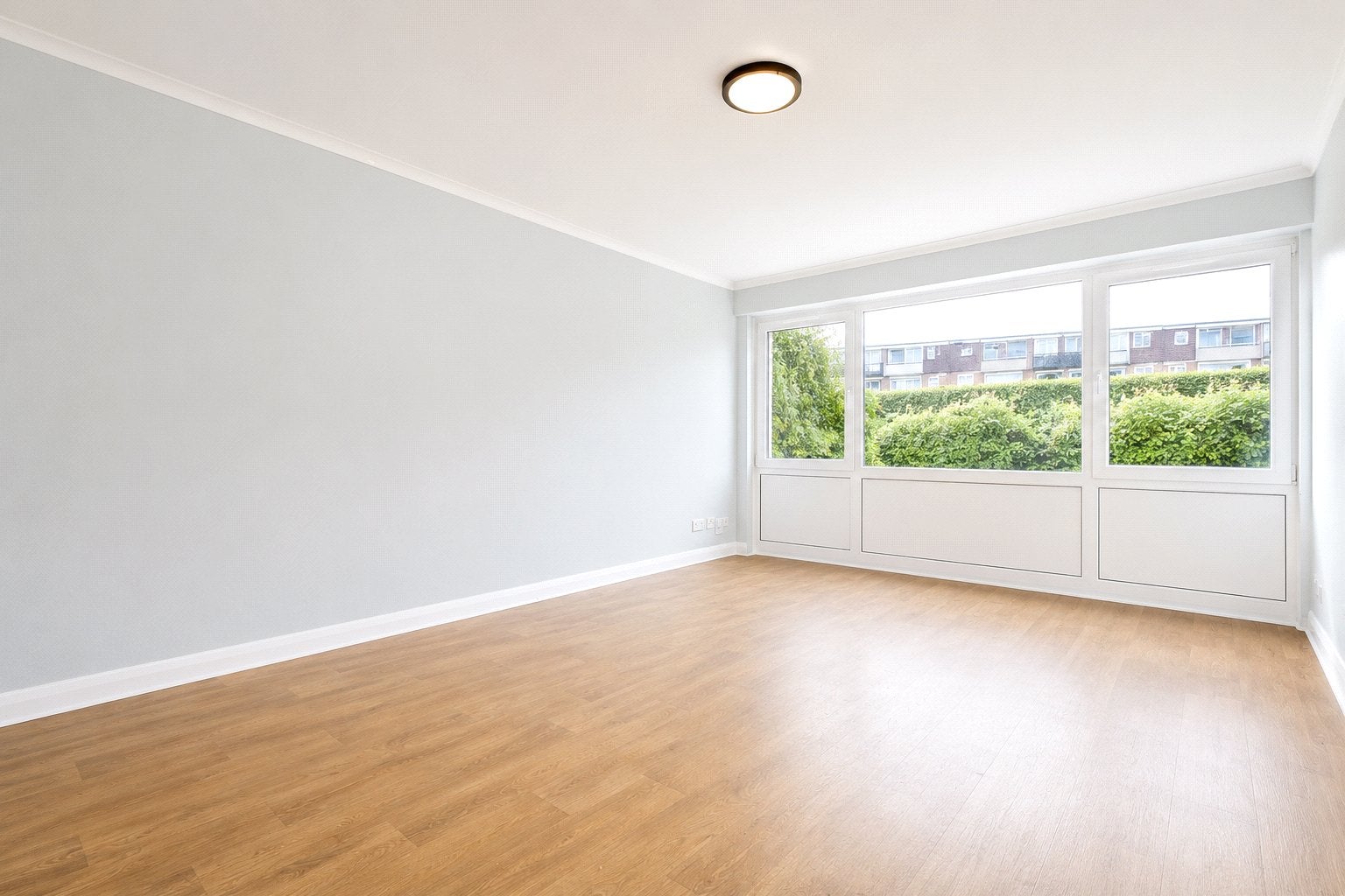 Flat Ravenswood Court in Woking