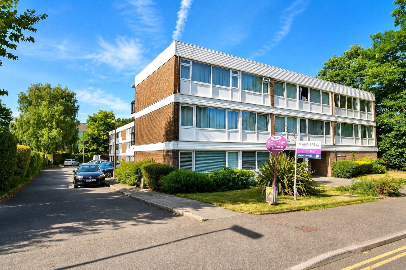 Flat Ravenswood Court in Woking