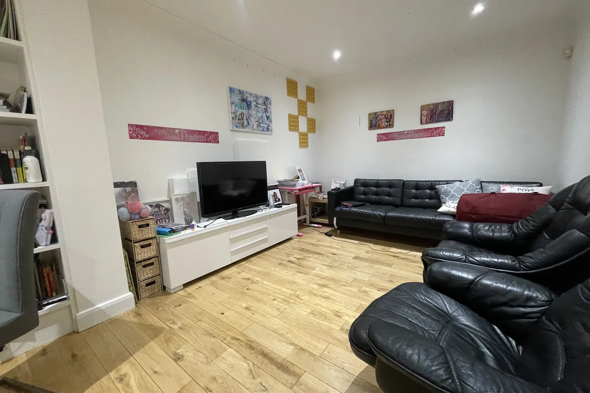Flat Ridgehurst Avenue in Three Rivers