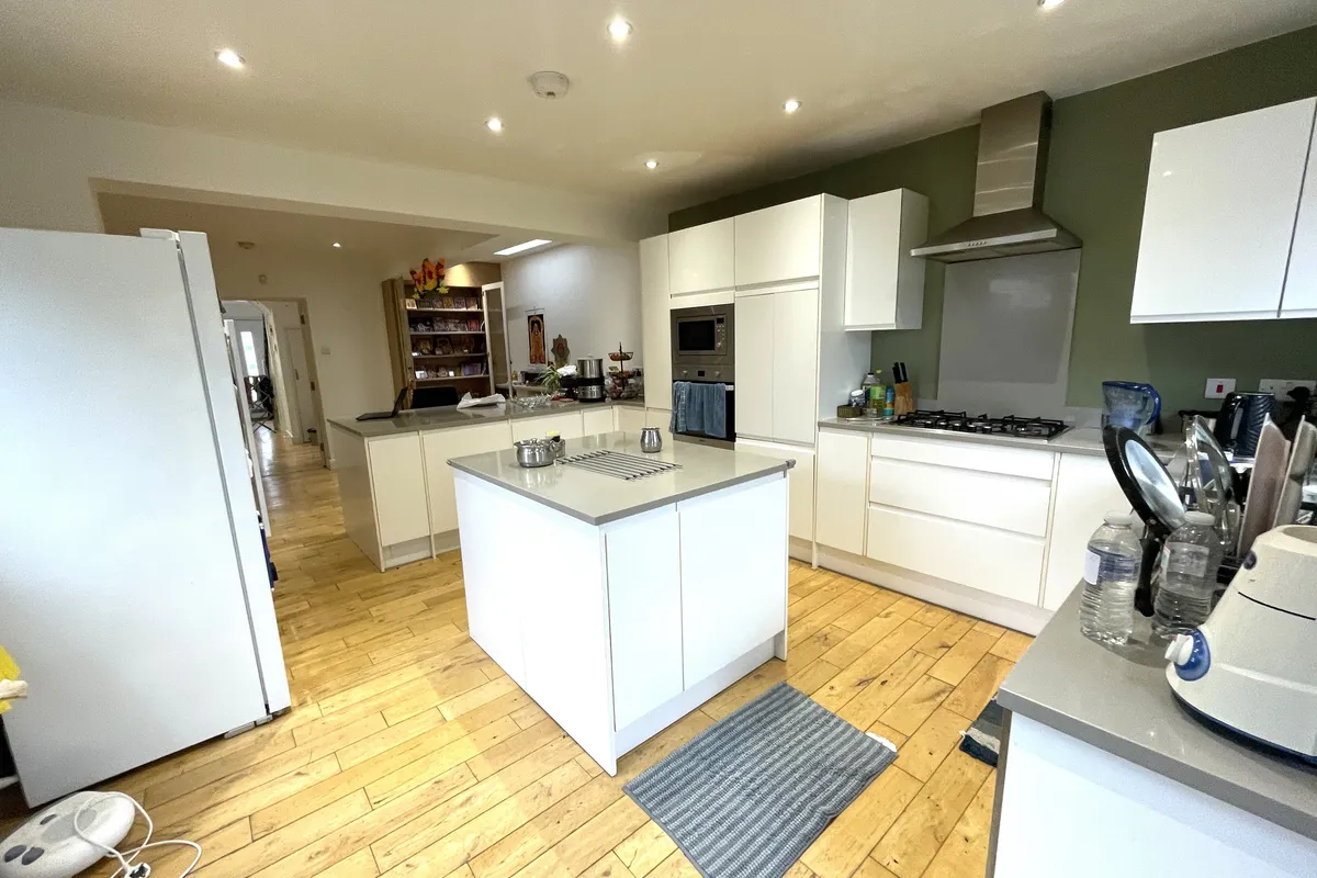 Flat Ridgehurst Avenue in Three Rivers