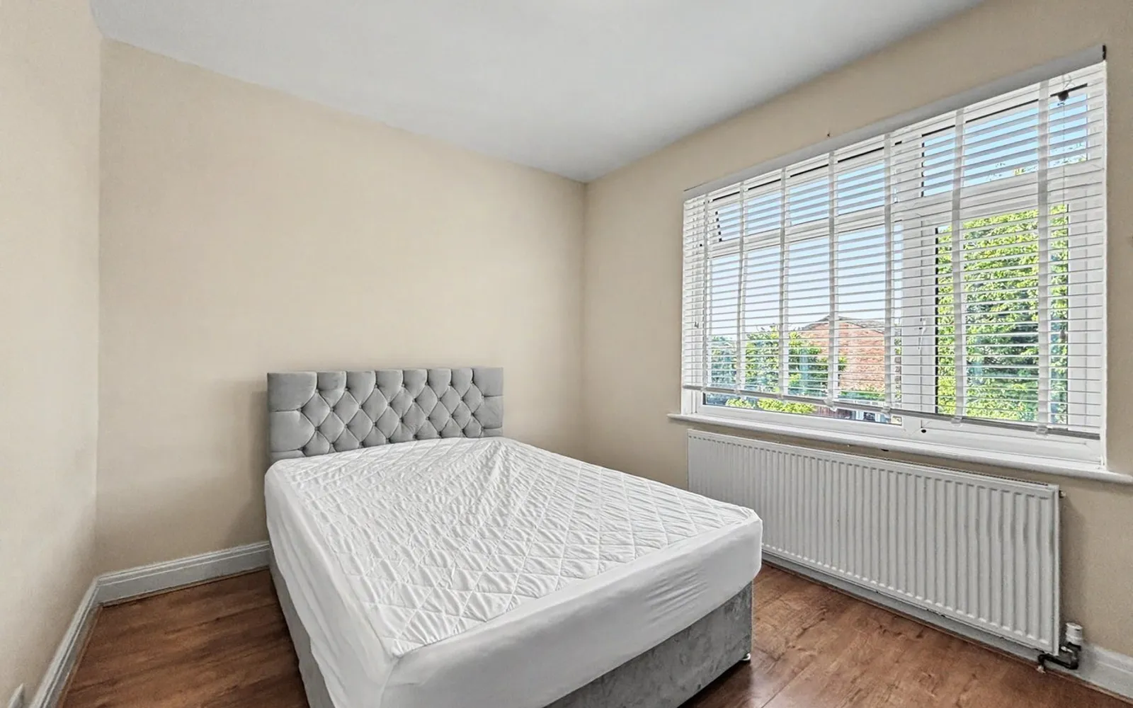 Flat Pinner Park Avenue in Greater London