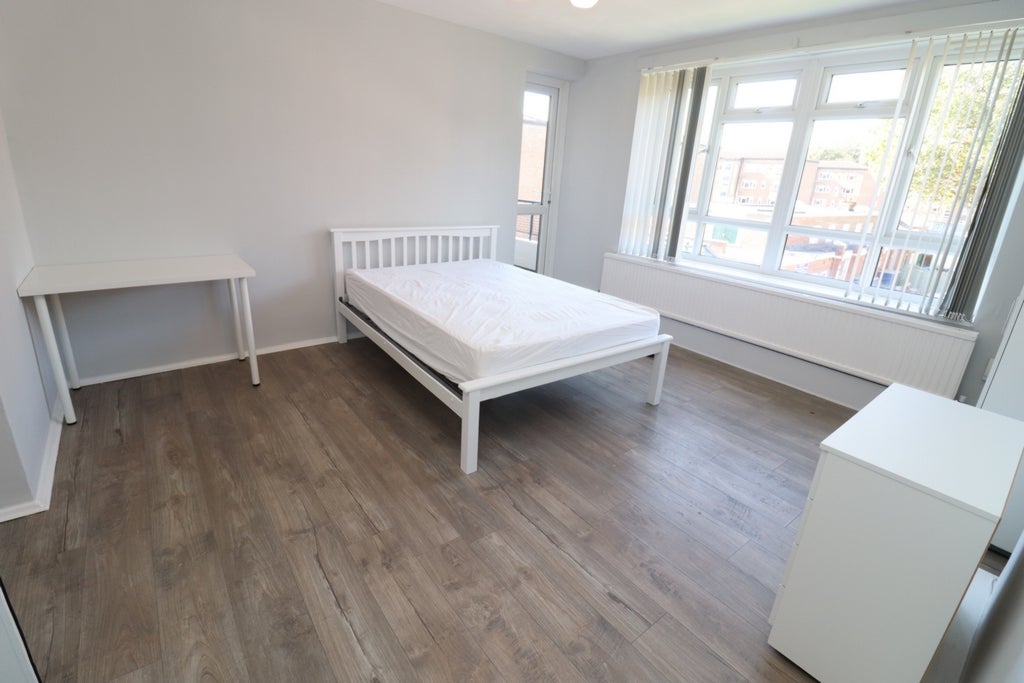 Room Globe Road in Greater London