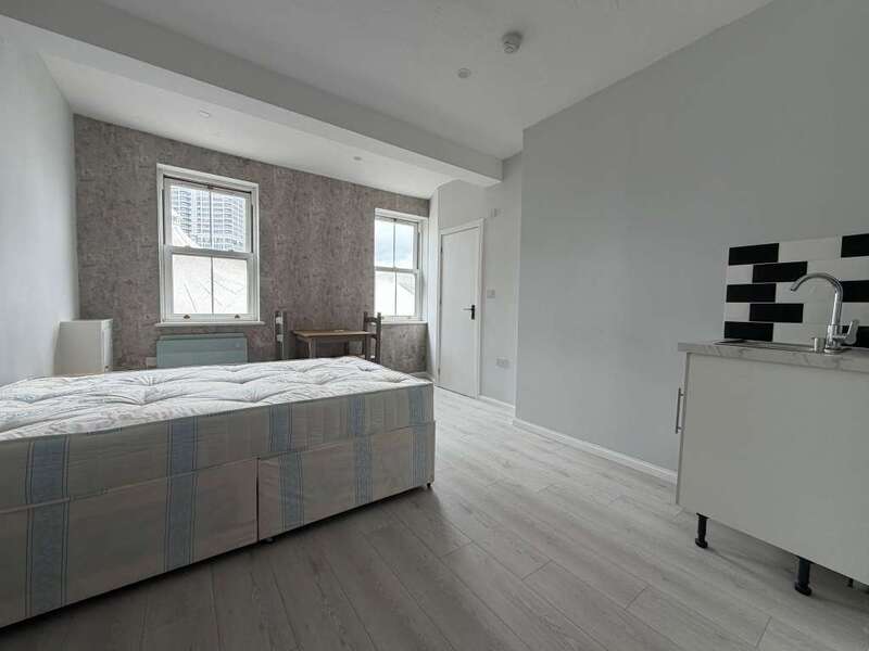 Room Commercial Road in Swindon