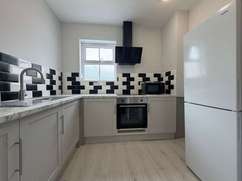 Room Commercial Road in Swindon