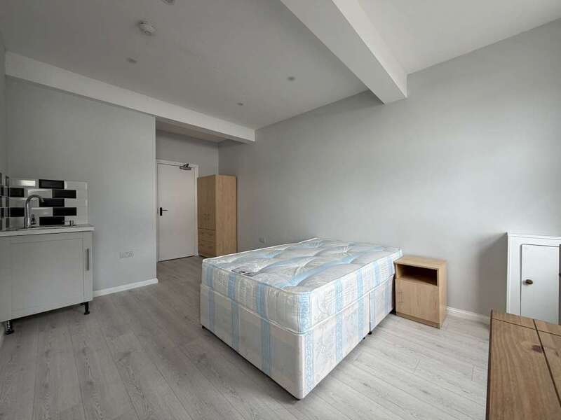 Room Commercial Road in Swindon