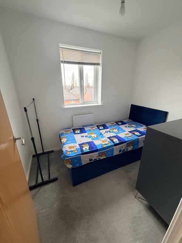 Room Crown Green Close in Birmingham