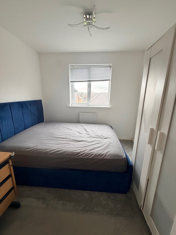 Room Crown Green Close in Birmingham