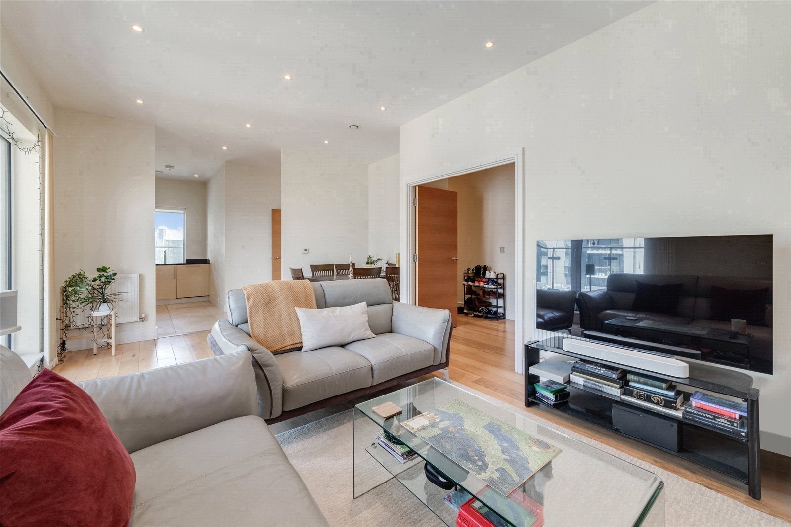 Flat Dockyard Lane in Greater London