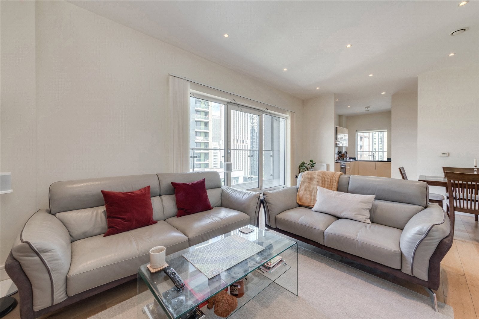 Flat Dockyard Lane in Greater London
