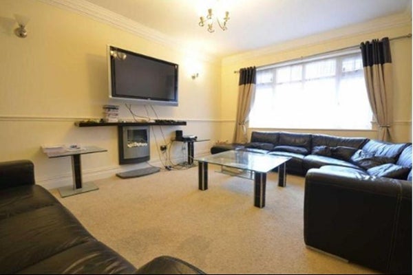 Flat Kingswood Road in Manchester