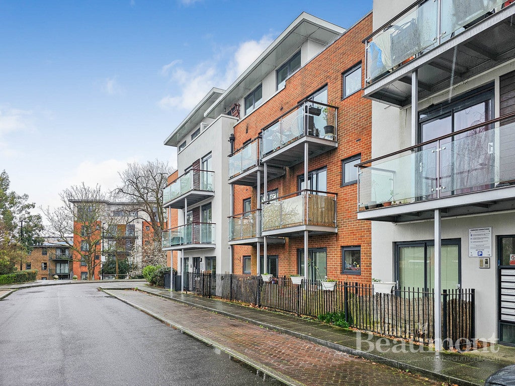 Flat Stainton Road in Greater London