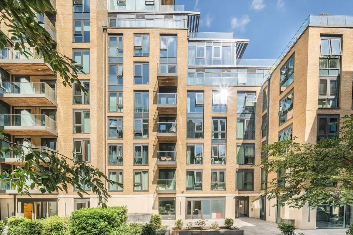 Flat Juniper Drive in Greater London