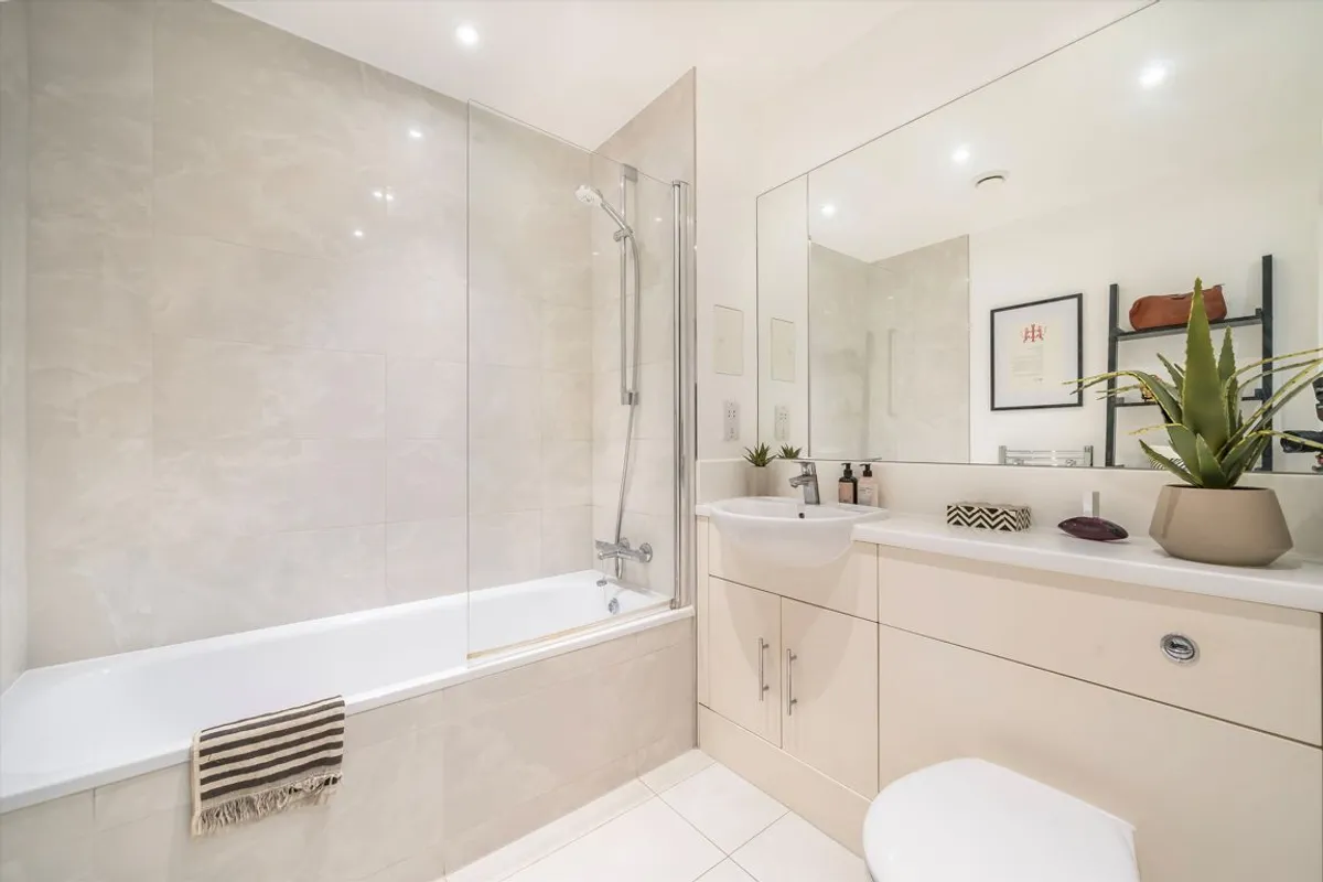Flat Juniper Drive in Greater London