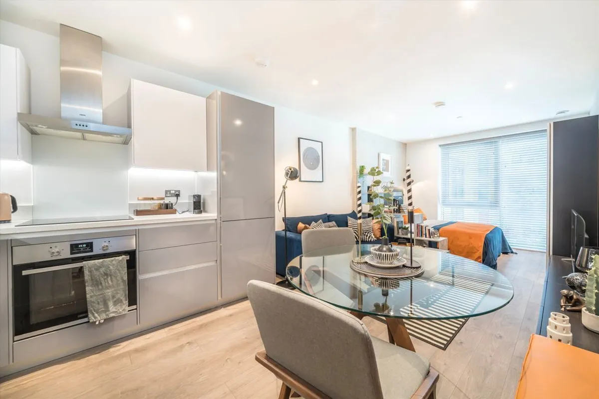 Flat Juniper Drive in Greater London