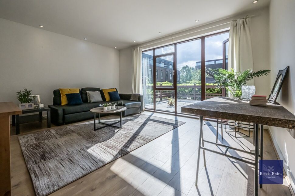 Flat Gibson Road in Greater London